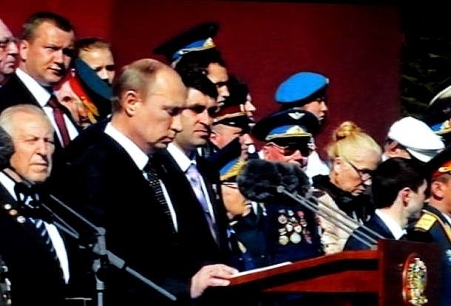ДИПНСНБР: 9 мая 2013 года. День Победы. Парад на Красной площади. Ветераны-победители. Гордость России. Выступление Президента России Владимира Путина. Автор фото - председатель НСНБР А.Г.Огнивцев. Нажмите фото для перехода на Центральный сайт НСНБР.